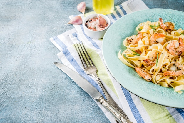 Fettuccine di pasta con gamberi