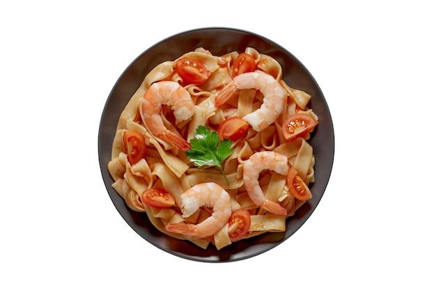 Fettuccine di pasta con salsa di pomodoro gamberetti e pomodori su piastra grigia isolata su sfondo bianco con tracciato di ritaglio elemento di design della confezione Profondità di campo completaxA