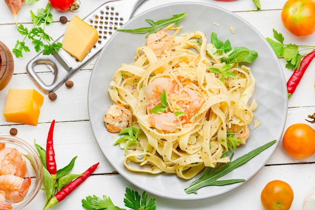 Fettuccine di pasta italiana con gamberi su un piatto