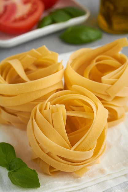 Fettuccine di pasta italiana con pomodoro olio d'oliva basilico