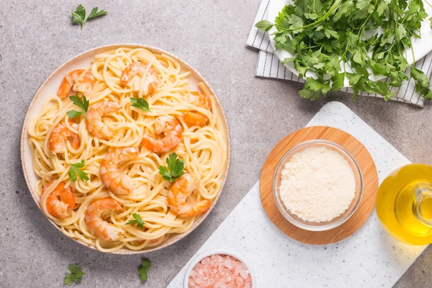 Fettuccine di pasta italiana o spaghetti in salsa cremosa di formaggio con gamberi o gamberi su un piatto