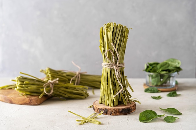 Fettuccine di pasta verde cruda con spinaci