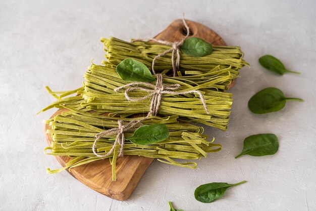 Fettuccine di pasta verde cruda con spinaci