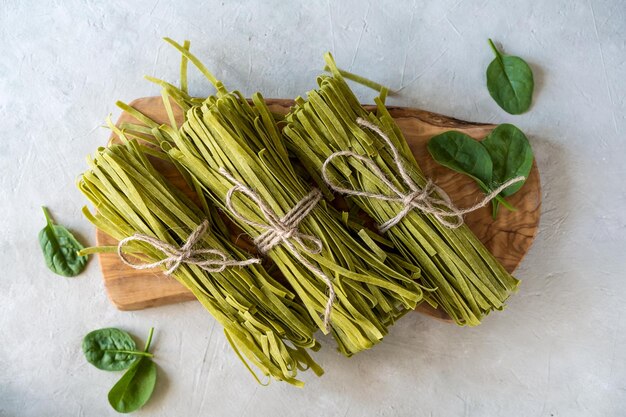 Fettuccine di pasta verde cruda con spinaci