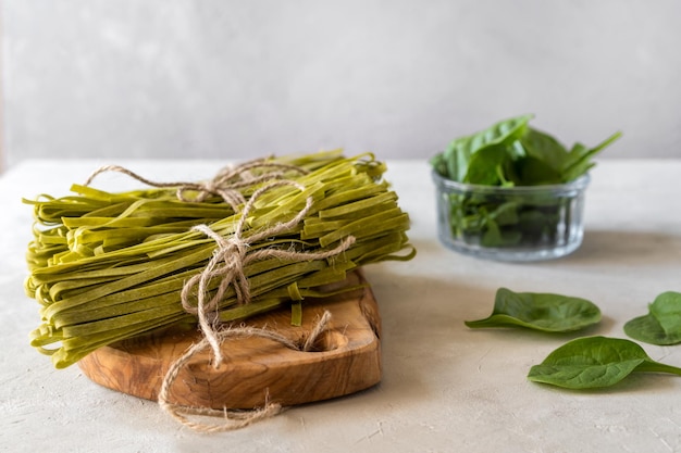 Fettuccine di pasta verde cruda con spinaci