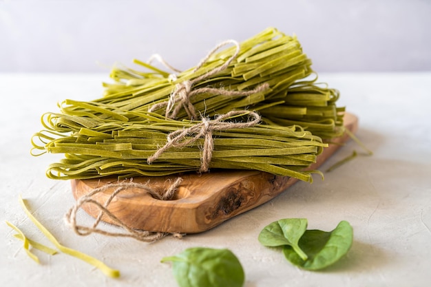 Fettuccine di pasta verde cruda con spinaci