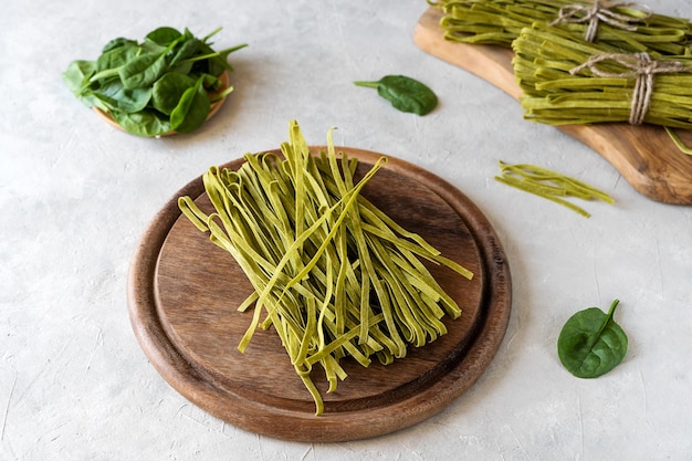 Fettuccine di pasta verde cruda con spinaci