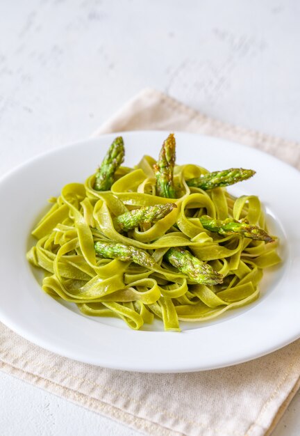 Fettuccine di spinaci con asparagi fritti