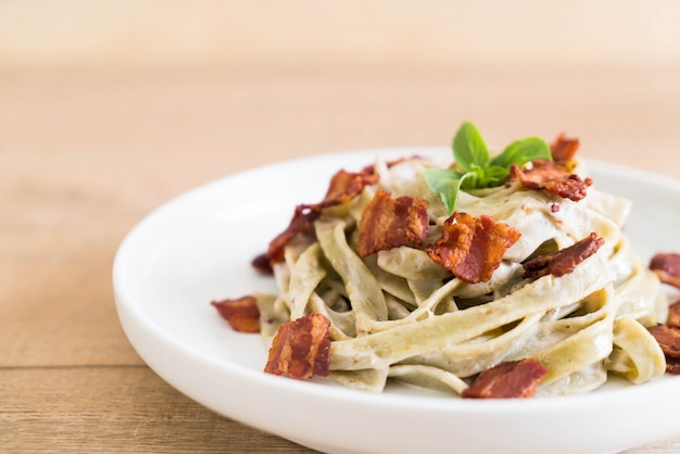 fettuccine di spinaci con crema di formaggio bianco e pancetta