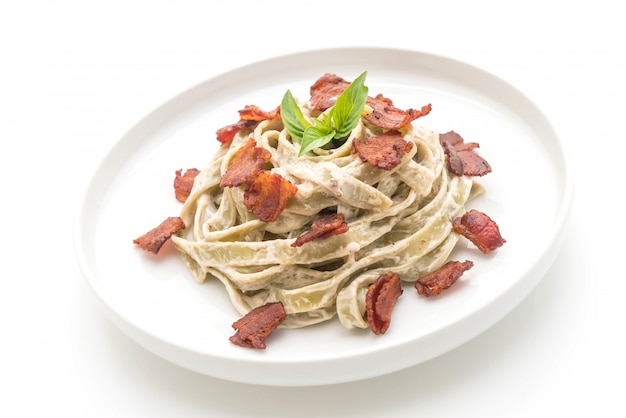 fettuccine di spinaci con crema di formaggio bianco e pancetta