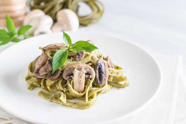 fettuccine di spinaci con funghi