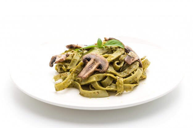 fettuccine di spinaci con funghi