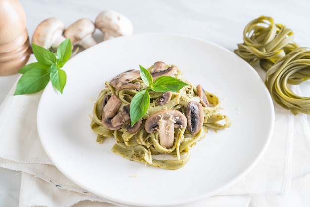 fettuccine di spinaci con funghi