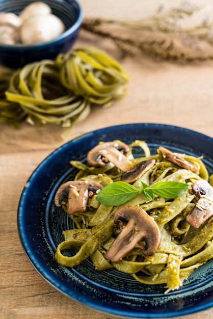 fettuccine di spinaci con funghi