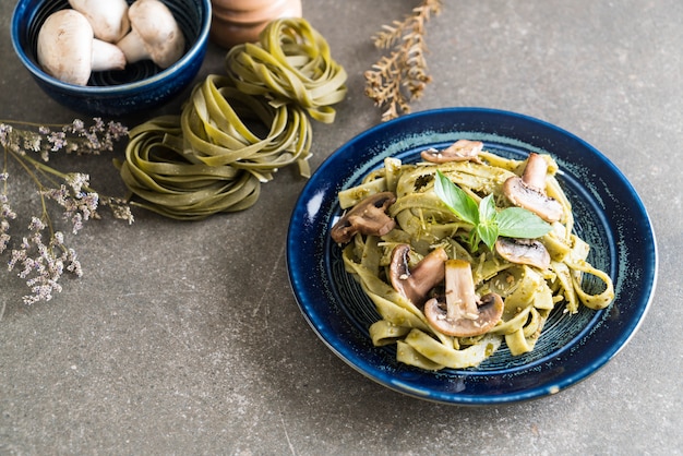 fettuccine di spinaci con funghi