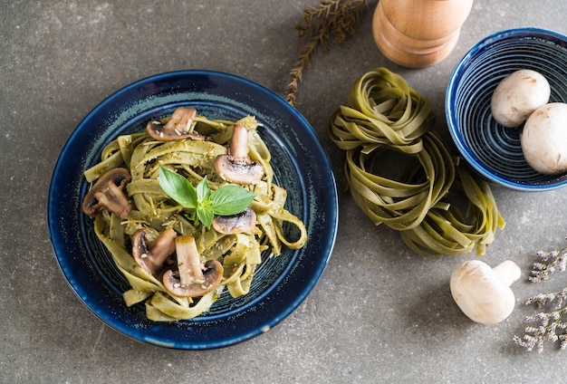 fettuccine di spinaci con funghi