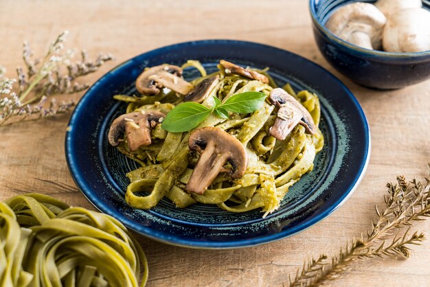 fettuccine di spinaci con funghi