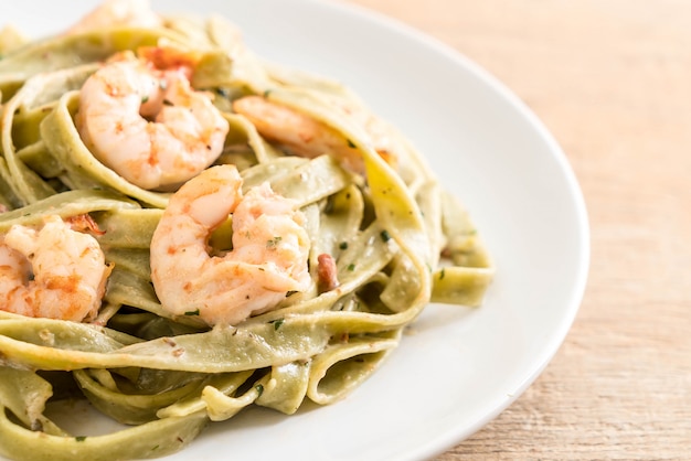 fettuccine di spinaci con gamberetti