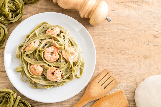 fettuccine di spinaci con gamberetti