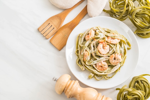 fettuccine di spinaci con gamberetti