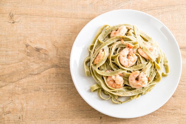 fettuccine di spinaci con gamberetti