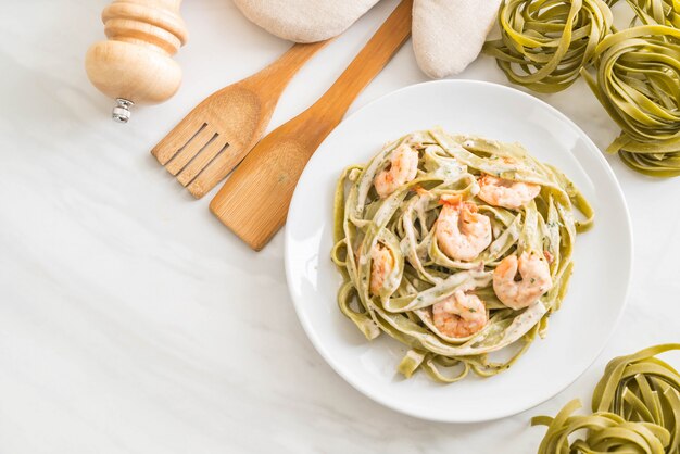 fettuccine di spinaci con gamberetti