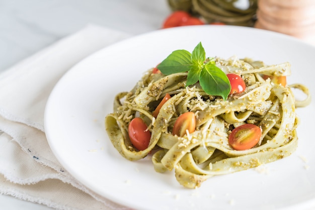 fettuccine di spinaci con pomodori