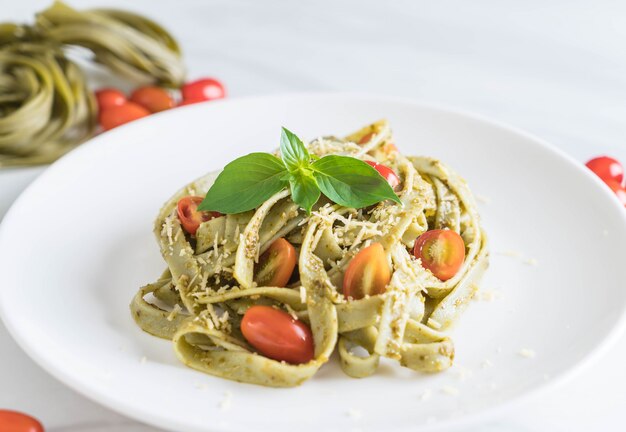 fettuccine di spinaci con pomodori