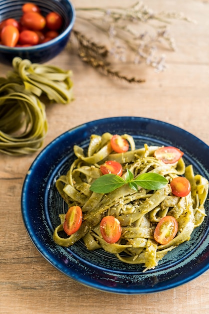 fettuccine di spinaci con pomodori