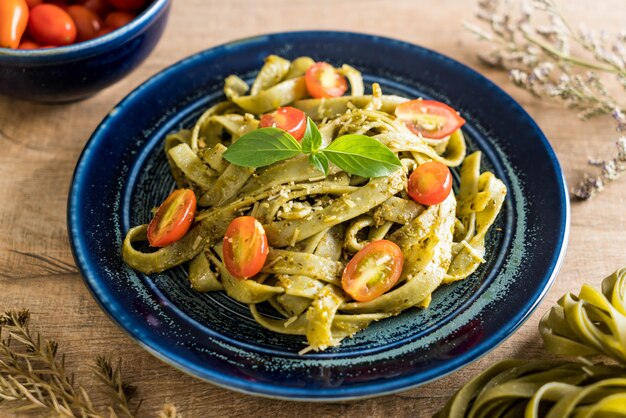 fettuccine di spinaci con pomodori