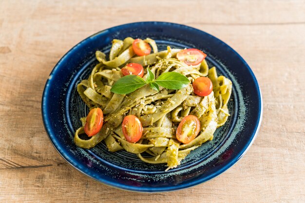 fettuccine di spinaci con pomodori