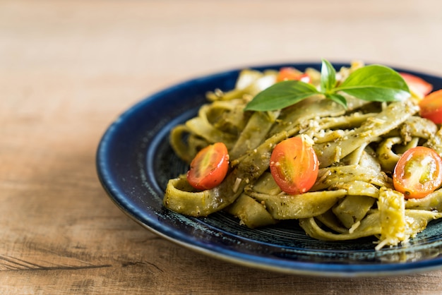 fettuccine di spinaci con pomodori