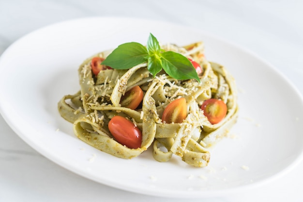 fettuccine di spinaci con pomodori