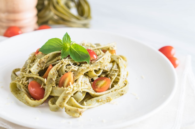 fettuccine di spinaci con pomodori