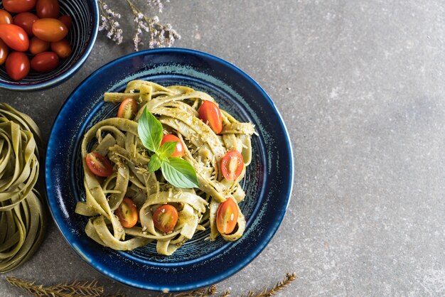 fettuccine di spinaci con pomodori