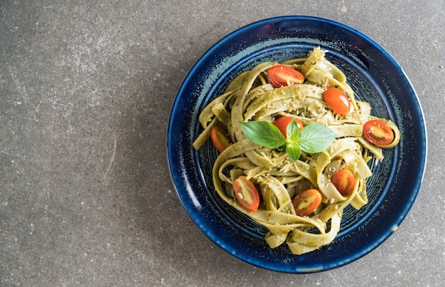 fettuccine di spinaci con pomodori