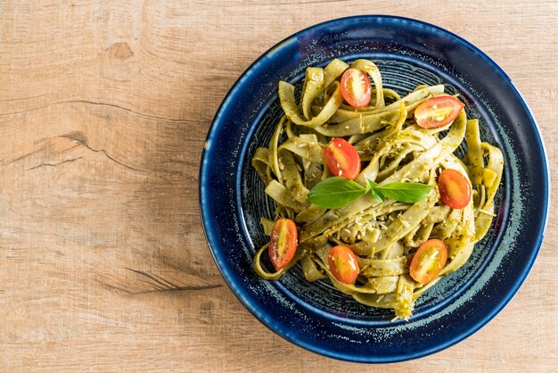 fettuccine di spinaci con pomodori