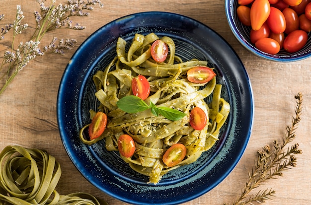 fettuccine di spinaci con pomodori