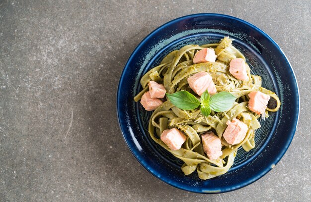 fettuccine di spinaci con salmone