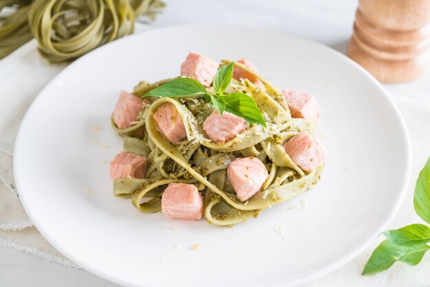 fettuccine di spinaci con salmone