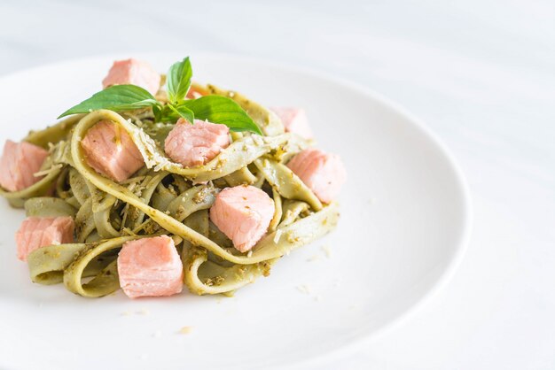 fettuccine di spinaci con salmone