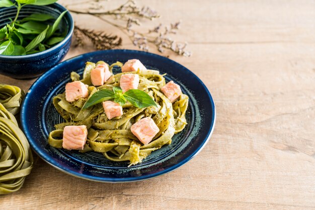 fettuccine di spinaci con salmone