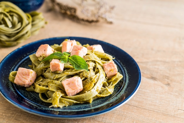 fettuccine di spinaci con salmone