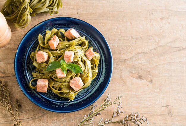 fettuccine di spinaci con salmone