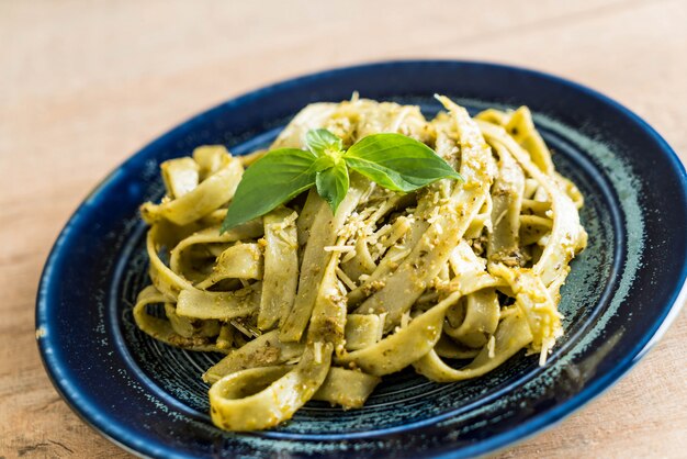 fettuccine di spinaci sul piatto