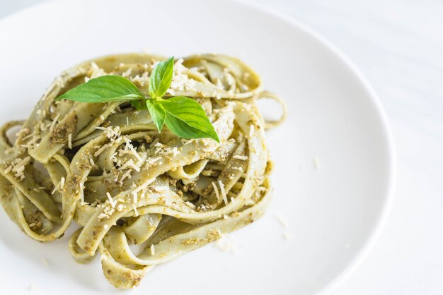 fettuccine di spinaci sul piatto