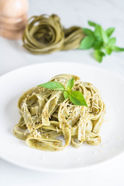 fettuccine di spinaci sul piatto