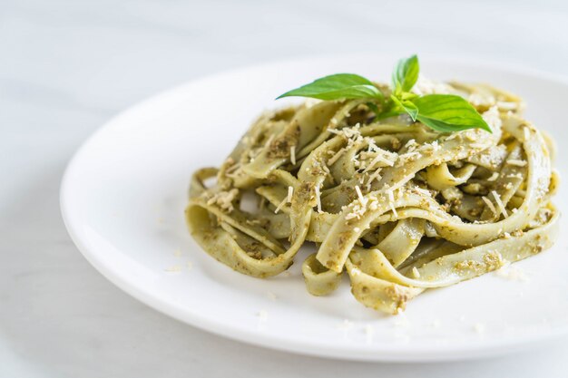 fettuccine di spinaci sul piatto