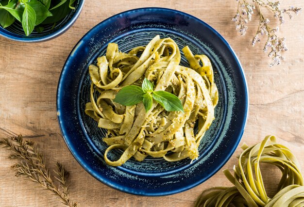 fettuccine di spinaci sul piatto