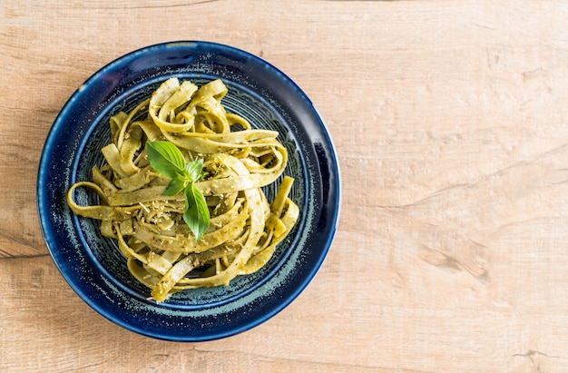 fettuccine di spinaci sul piatto